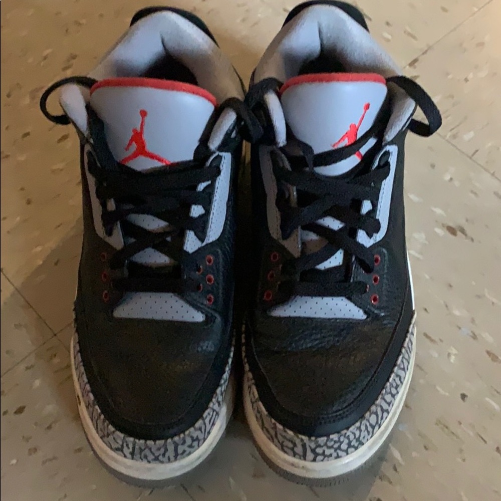 Jordan 3. In decent condition men’s size 9